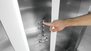 DER TAG - Aufzug benutzen - Mann benutzt einen Fahrstuhl; Quelle: Colourbox