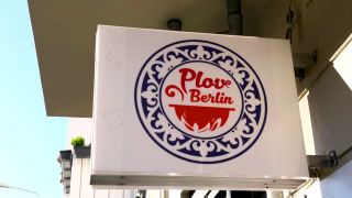 DER TAG - so schmeckt Berlin - Schild vom Plov Berlin - Kirgisische Küche