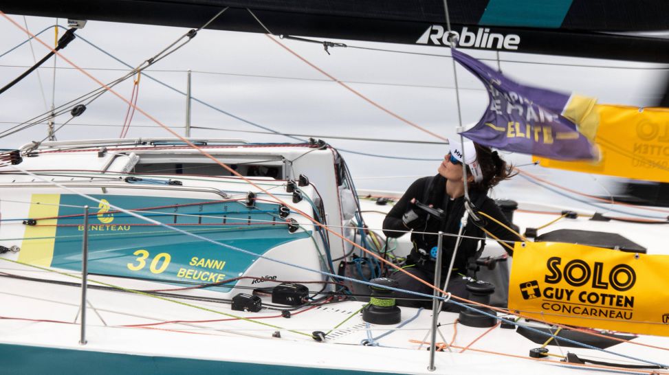 Sanni Beucke in ihrem Segelboot, Foto: IMAGO/Guillaume SALIGOT
