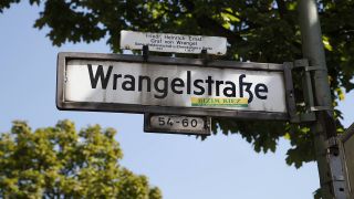 "Straßenschild Wrangelstraße in Berlin Kreuzberg"; © imago images /STPP