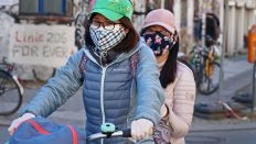 Zwei junge Frauen mit Gesichtsmasken. Quelle: Wolfram Steinberg/dpa