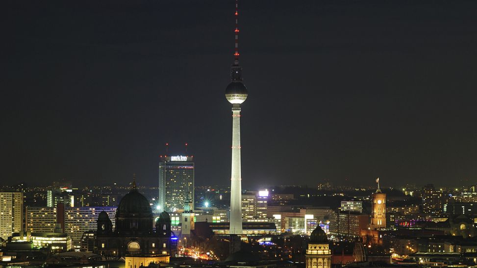 "Panorama der nächtlichen Skyline von Berlin "; © Jürgen Henkelmann /dpa