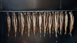 Fisch in einem Räucherofen. Foto: picture alliance / Felbert+Eickenberg / STOCK4B / VisualEyze