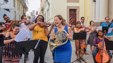 "Hornistin Sarah Willis und das Havana Lyceum Orchestra in den Straßen von Havanna"; © Monika Rittershaus