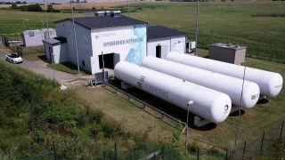 Diese Wasserstofftanks werden mithilfe von Windrädern gefüllt. Bild: rbb