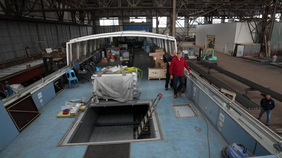 Ulli Zelle auf einem Boot in der Werft. Bild: rbb