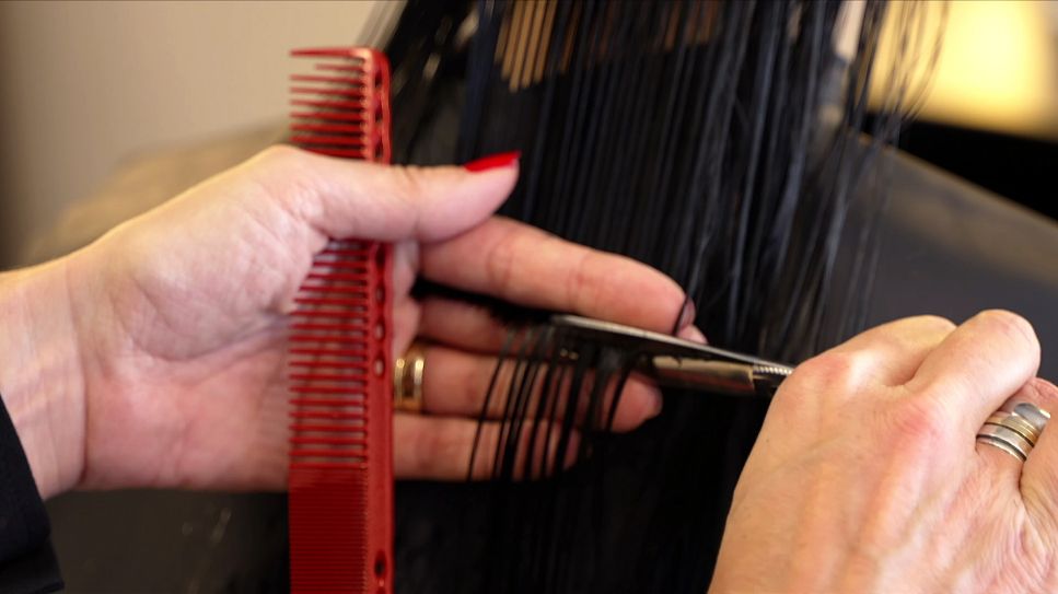 Friseurin schneidet einer Kundin die Haare (Quelle: rbb)