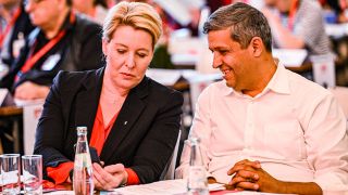 Giffey und Saleh beim Landesparteitag in Berlin. Bild: IMAGO
