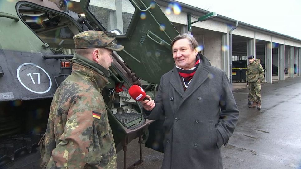 Reporter Ulli Zelle mit einem Soldaten. Bild: rbb