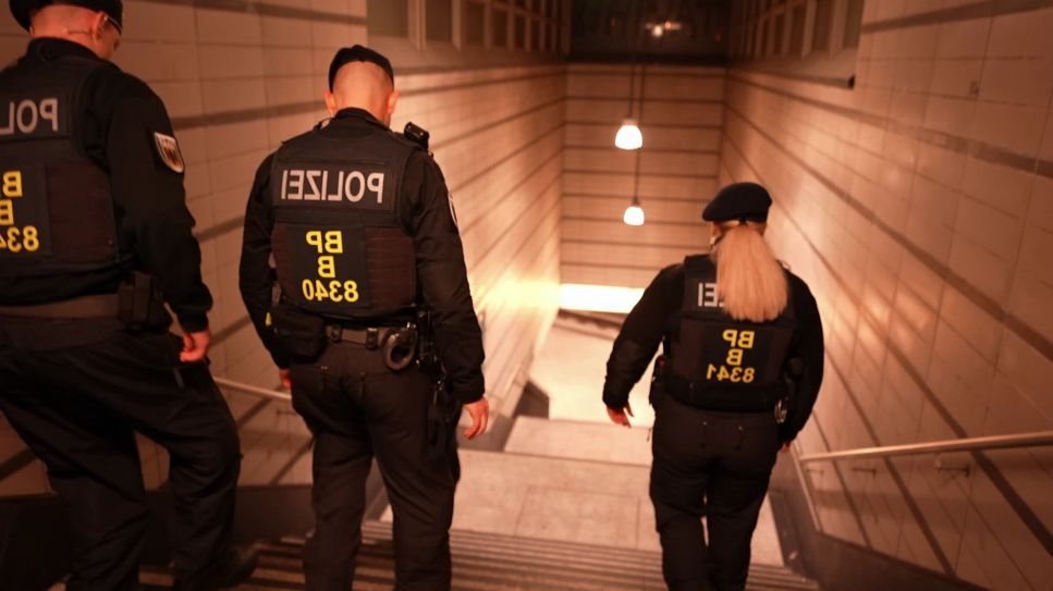Polizisten laufen eine Treppe hinunter (Quelle: rbb)