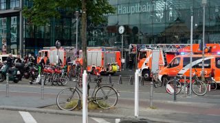 Großeinsatz von Krankenwagen, Feuerwehr, Polizei im Hauptbahnhof in Berlin. Bild: IMAGO/Bernd Elmenthaler