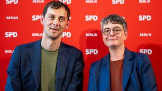 Martin Hikel und Nicola Böcker-Giannini, das neu gewählte Führungsduo der Berliner SPD. Bild: Monika Skolimowska/dpa