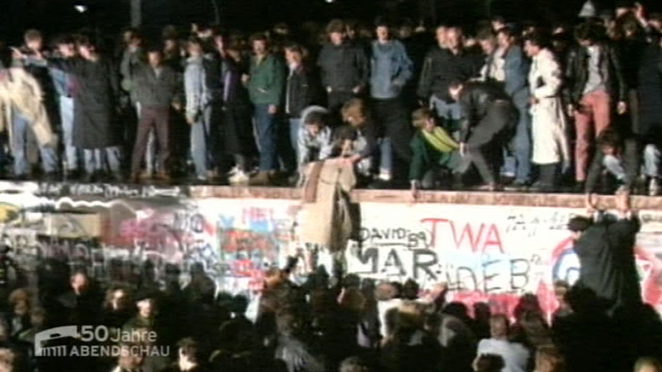 Menschen auf der Mauer 1989 und die Feier 40 Jahre DDR, Quelle: rbb