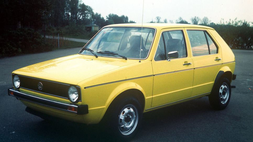 Foto aus dem Jahre 1974 zeigt eines der ersten Modelle des VW Golf (Quelle: dpa)
