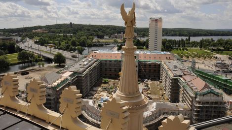 Blick von der 77 Meter hohen Kuppel der St. Nikolaikirche auf die Baustelle des Brandenburger Landtages, Quelle: imago
