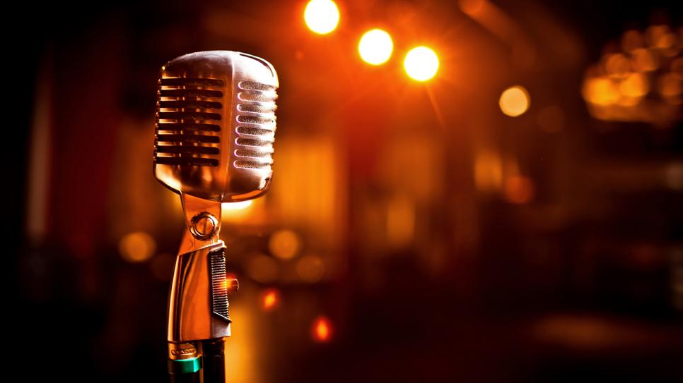 Ein Mikrofon auf einer Bühne (Quelle: Colourbox)
