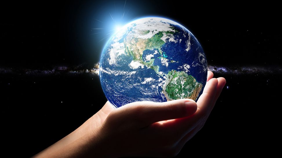 Symbolbild: Eine Hand hält den Planeten Erde im Weltraum (Quelle: Colourbox)