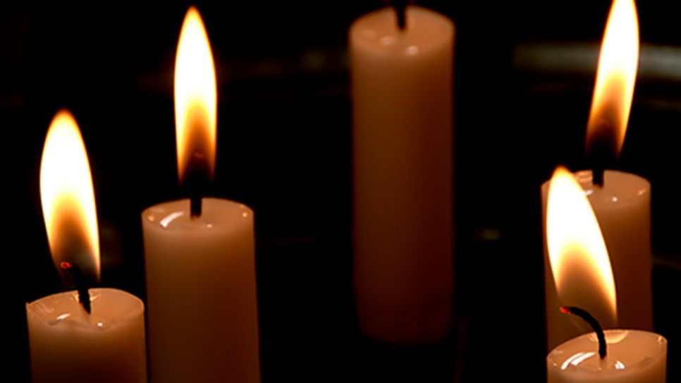 Mehrere Kerzen leuchten im Dunkeln, Bild: Colourbox/Richard Schramm