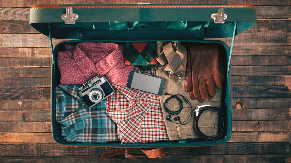 Symbolbild: Retro - alter Koffer mit Kleidung, Foto: colourbox.de