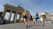Marathonläufer vor dem Brandenburger Tor; Quelle: rbb/Petko Beier