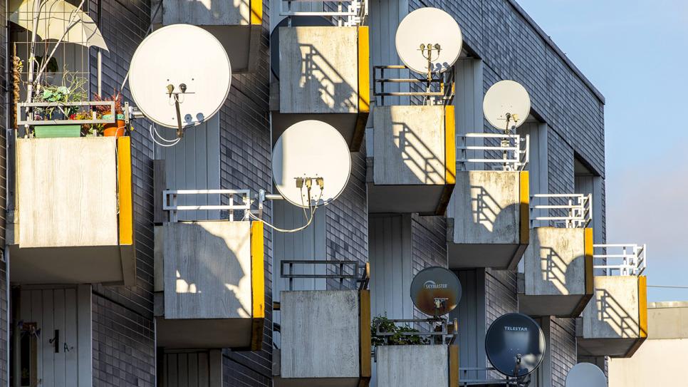 Satellitenschüsseln an einem Wohnhaus (Bild: imago/Jochen Tack)