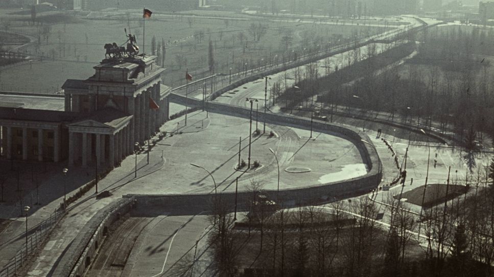 Brandenburger Tor. Luftaufnahme mit Mauer. Foto um 1962 (Bild: picture alliance/Gert Schütz)
