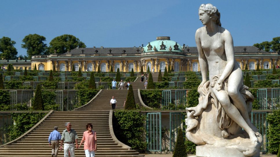 Statue vor Schloss Sanssouci in Potsdam (Bild: imago images / Hohlfeld)