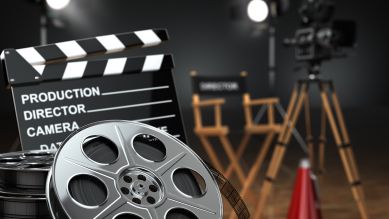 Filmklappe, Filmrolle, Regiestuhl und Kamera (Bild: Colourbox)
