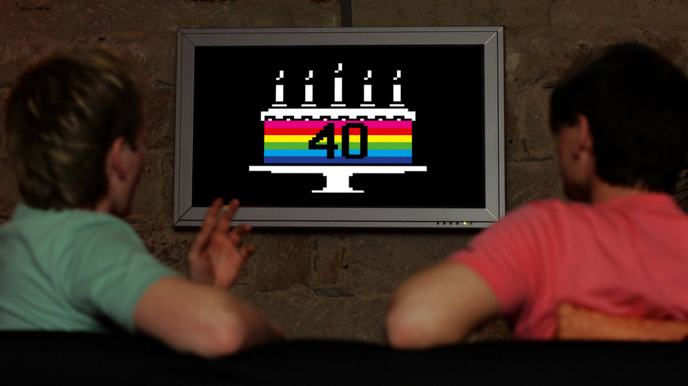 Zwei Menschen schauen Fernsehen - 40 Jahre Teletext (Montage: rbb/imago-images.de/momentphoto/Killig