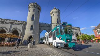 Straßenbahn fährt durch Nauener Tor in Potsdam (Bild: imago images / Joko)