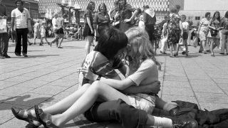 Küssendes Paar während einer Politveranstaltung der FDJ auf dem Alexanderplatz in Ost-Berlin (Bild: imago images / NBL Bildarchiv)