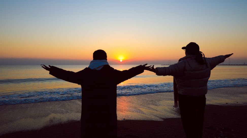 Menschen am Meer vor Sonnenaufgang, Bild: mago images / VCG