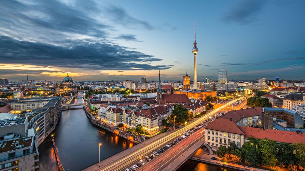 Luftaufnahme Berlin, Skyline mit Spree und Fernsehturm (Bild: Colourbox)