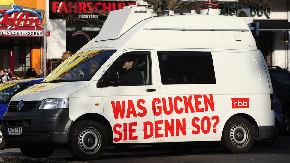 Fahrzeug des rbb mit Aufschrift "Was gucken Sie denn so?" (Bild: IMAGO / Klaus Martin Höfer)