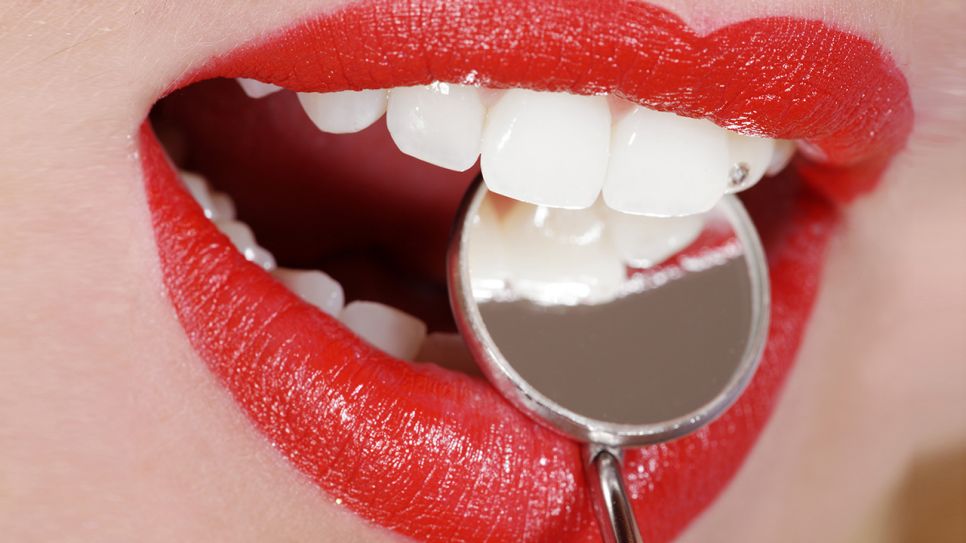 Nahaufnahme Mund und Zähne mit einer Zahnbehandlung und Spiegel (Bild: Colourbox/Nick Freund)