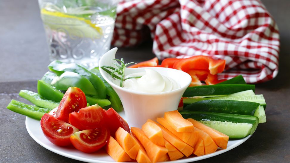 Teller mit Gemüse-Snacks (Bild: Colourbox/Olga Kriger)