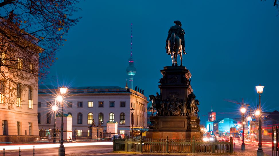 Abendstimmung, Rückseite des Reiterdenkmals Unter den Linden (Quelle: colourbox)