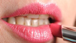 Frau trägt Lippenstift auf (Bild: Colourbox)