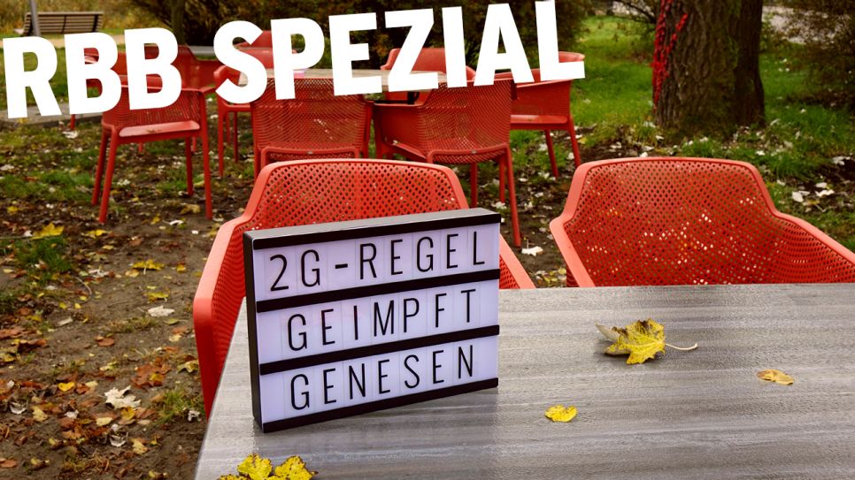 leere rote Stühle an Tischen mit 2G-RegelSchild und Herbstblätter, Headline RBB SPEZIAL (Quelle: imago images/Sascha Steinach)