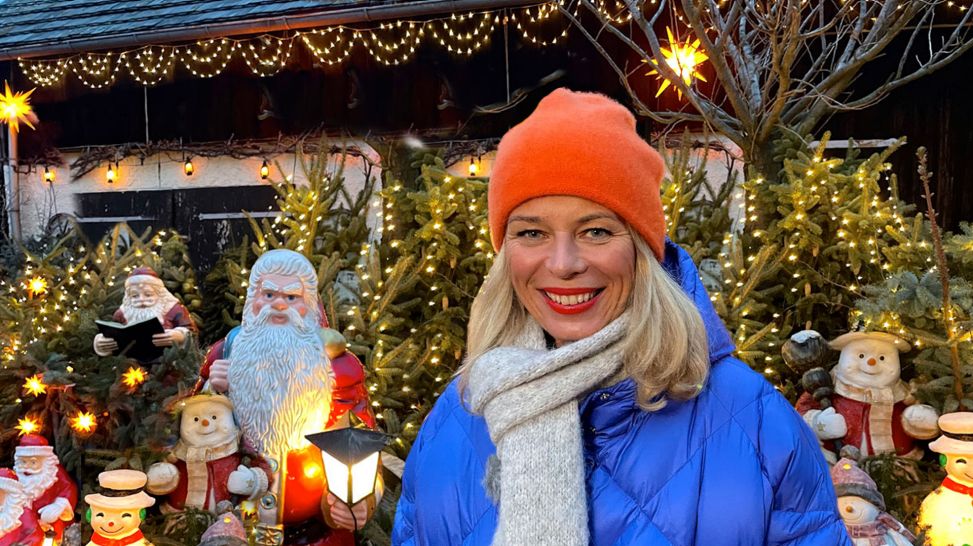 Ulrike Finck vor dem Weihnachtshaus in Straupitz (Quelle: rbb / Ben Linse)