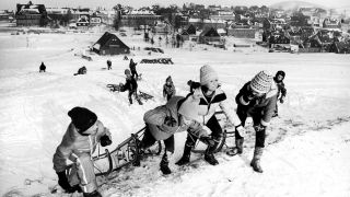 Winterspaß in Altenberg - Kinder ziehen ihre Schlitten zum Rodeln auf einen Hügel, Aufnahmen vom 06.12.1978 (Bild: IMAGO / Ulrich Hässler)