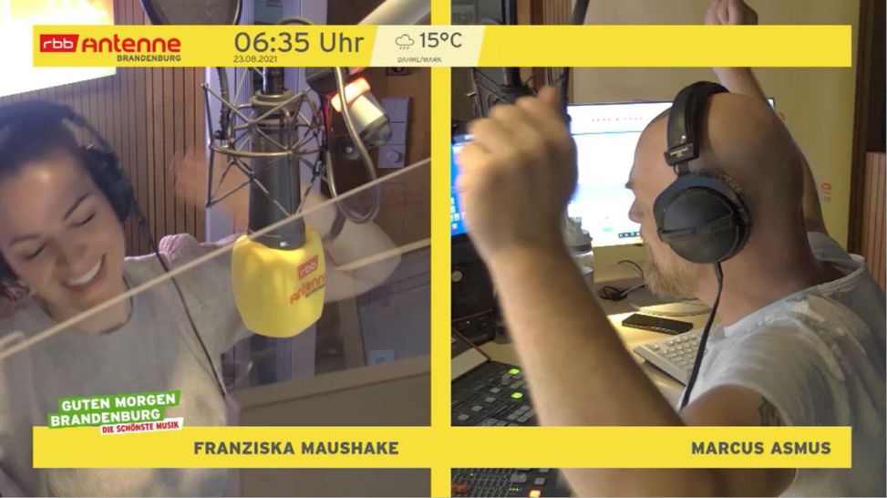 Fotomontage der Moderatoren Franziska Maushake und Marcus Asmus am Mikrofon (Bild: rbb)