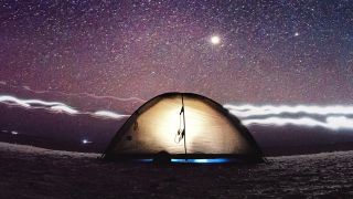 Camping am Strand, Zelt unter Sternenhimmel und fantastische Milchstraße (Bild Colourbox)