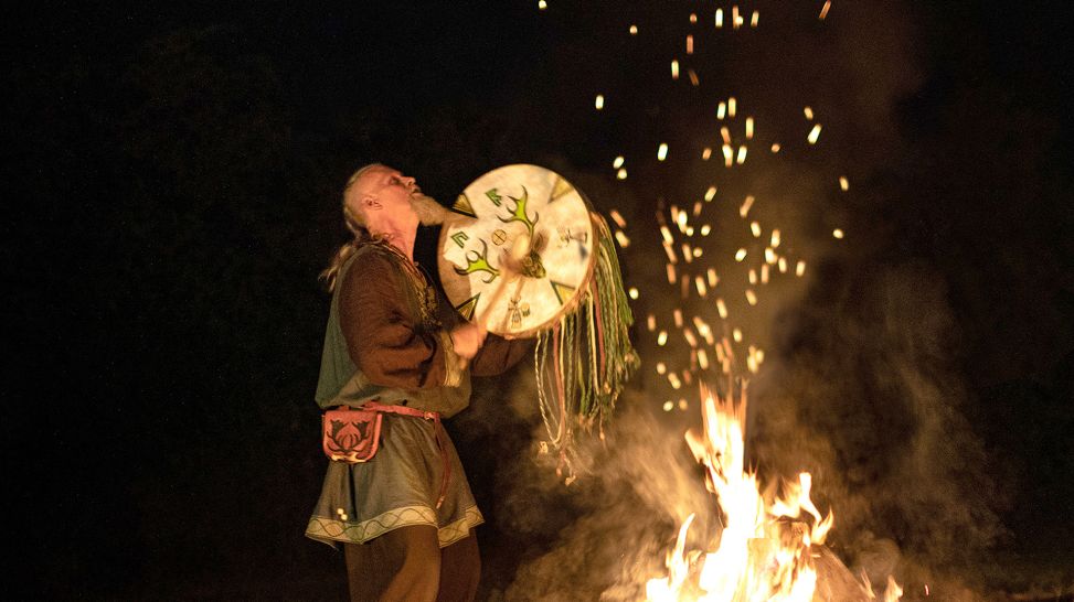 Der Schamane Voenix beim rituellen Gesang am Feuer (Bild: MDR/Thomas Vömel)