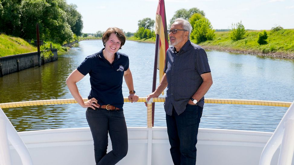 Schiffsführerin Carina Heckert und Wolfgang Stumph auf der Elbe bei Dömitz (Bild: NDR/DOKFilm Fernsehprodution/Jan Urbanski)