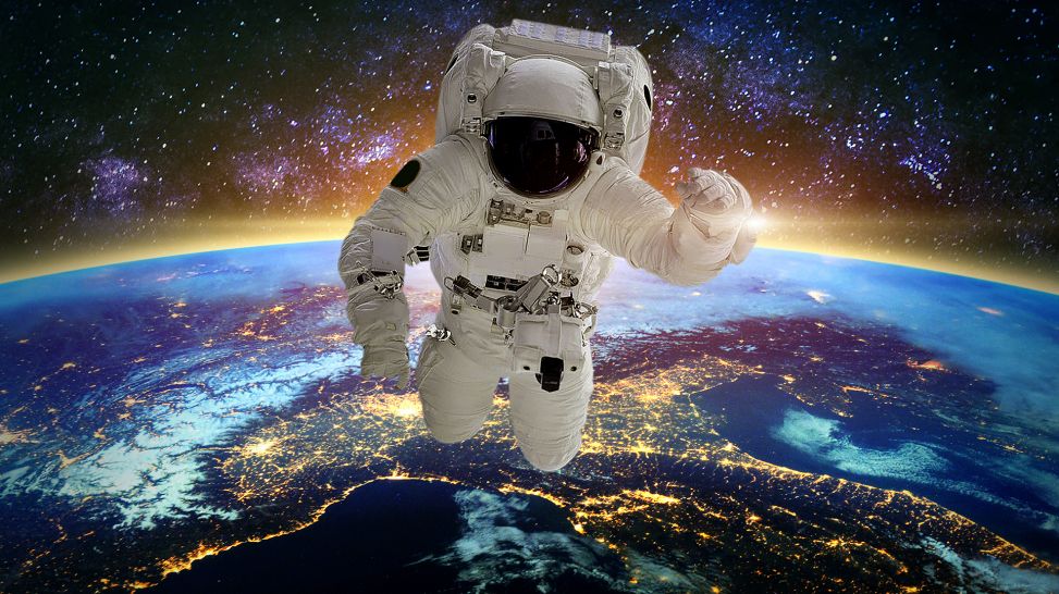 Astronaut schwebt im Weltall über der Erde (Bild Colourbox)