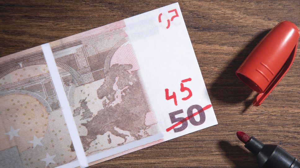 Symbolbild Inflation; 50-Euro-Schein mit Rotstift auf 45 Euro geändert (Bild: Colourbox)
