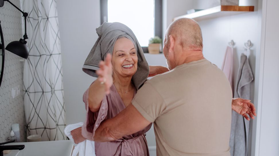 Glückliches Senioren-Pärchen umarmt sich im Badezimmer (Bild: Colourbox)