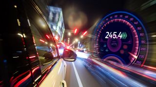 Montage: Tachometer mit hoher Geschwindigkeit und Symbolbild Autoverkehr in der Stadt bei Nacht (Bild: imago images/agefotostock/colourbox)