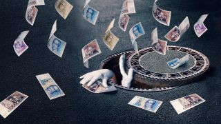 Montage: Ein angehobener Gullideckel aus dem Geldscheine rausfliegen (Quelle: ARD)